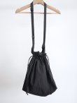画像1: 「ERA」(イーラ）SHRINK TAFFETA BIG RED CROSS APRON BAG (1)