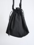 画像2: 「ERA」(イーラ）SHRINK TAFFETA BIG RED CROSS APRON BAG (2)