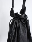 画像4: 「ERA」(イーラ）SHRINK TAFFETA BIG RED CROSS APRON BAG (4)