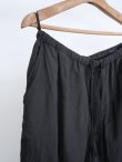 画像2: 「COMOLI」シルク製品染ドローストリングパンツ (2)