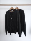画像1: 「COMOLI」SCOTT&CHARTERS Vネック カーディガン (1)