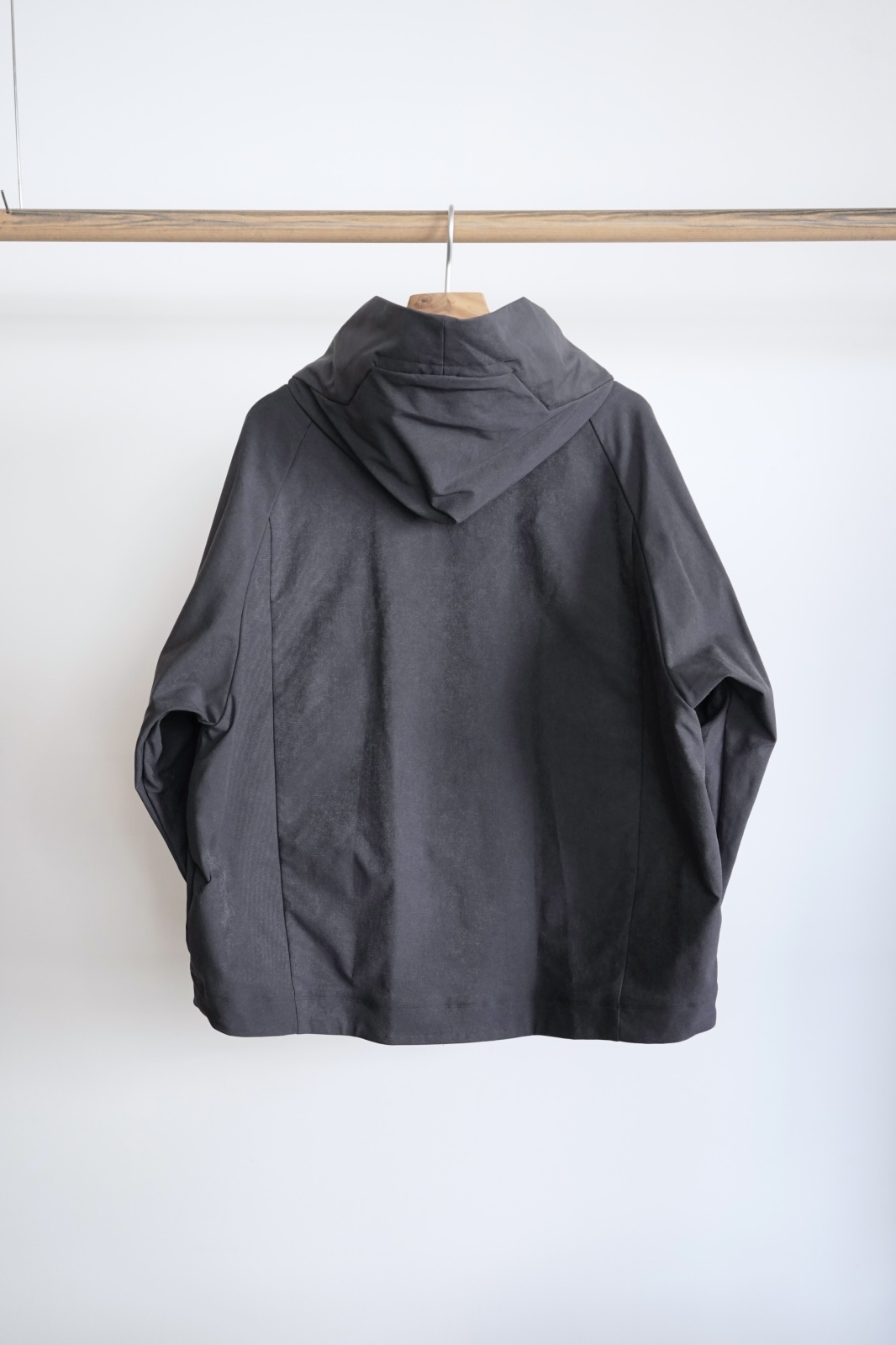 TEATORA」(テアトラ)CARTRIDGE HOODIE MOTION STRUCTURE -GRAPHITE-