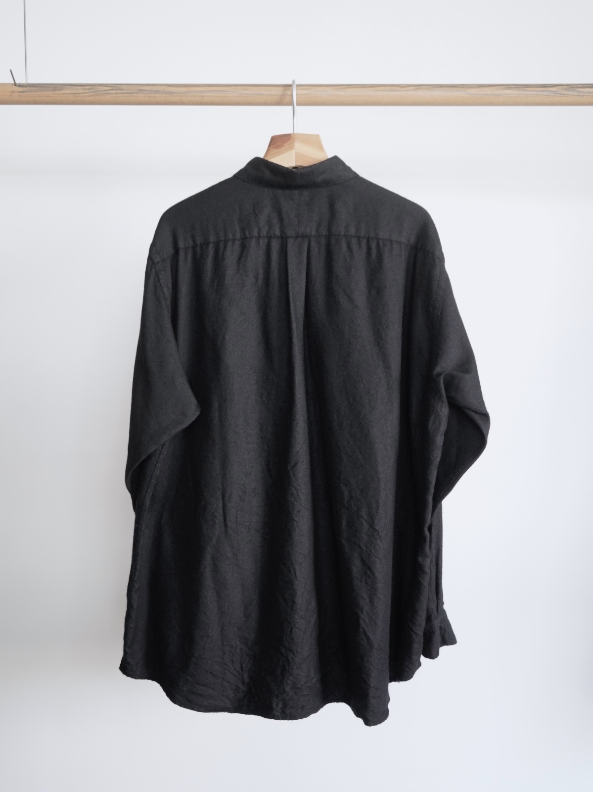 COMOLI」カシミヤシルク製品染シャツ