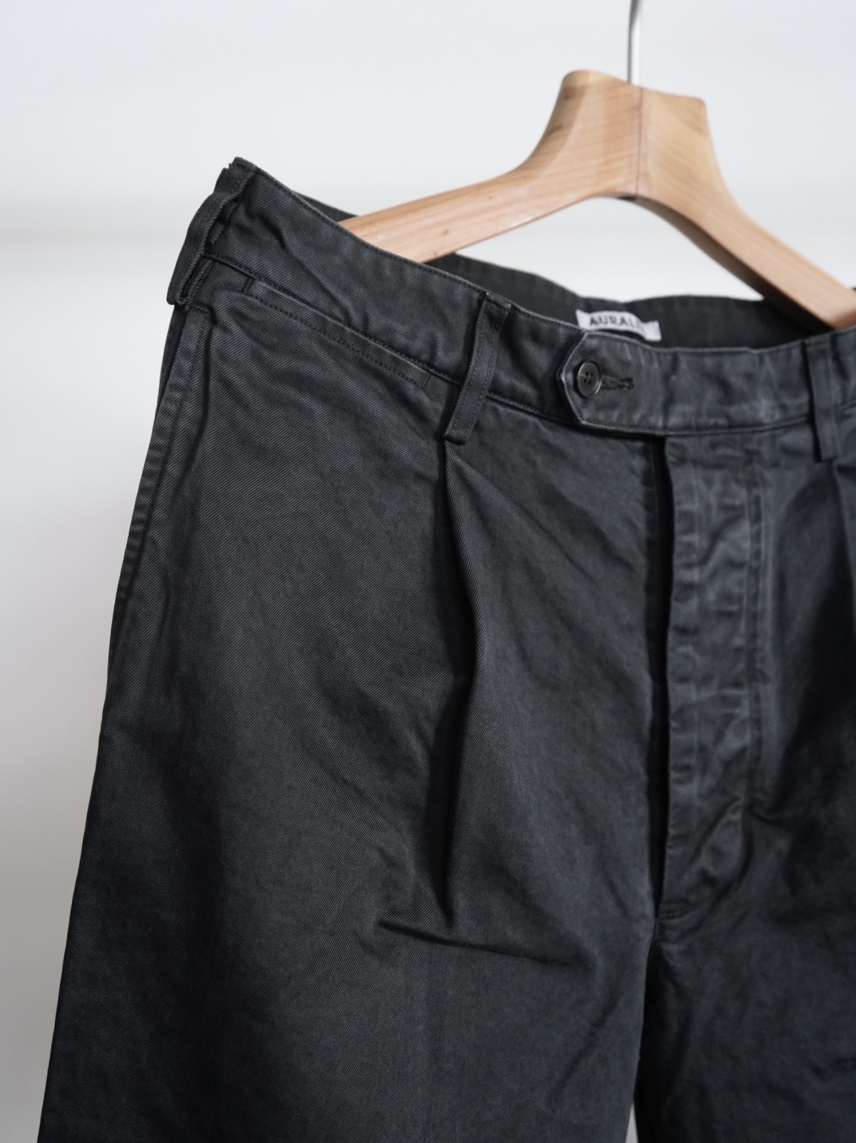AURALEE」 PRODUCT DYED FINX CHINO ONE-TUCK PANTS