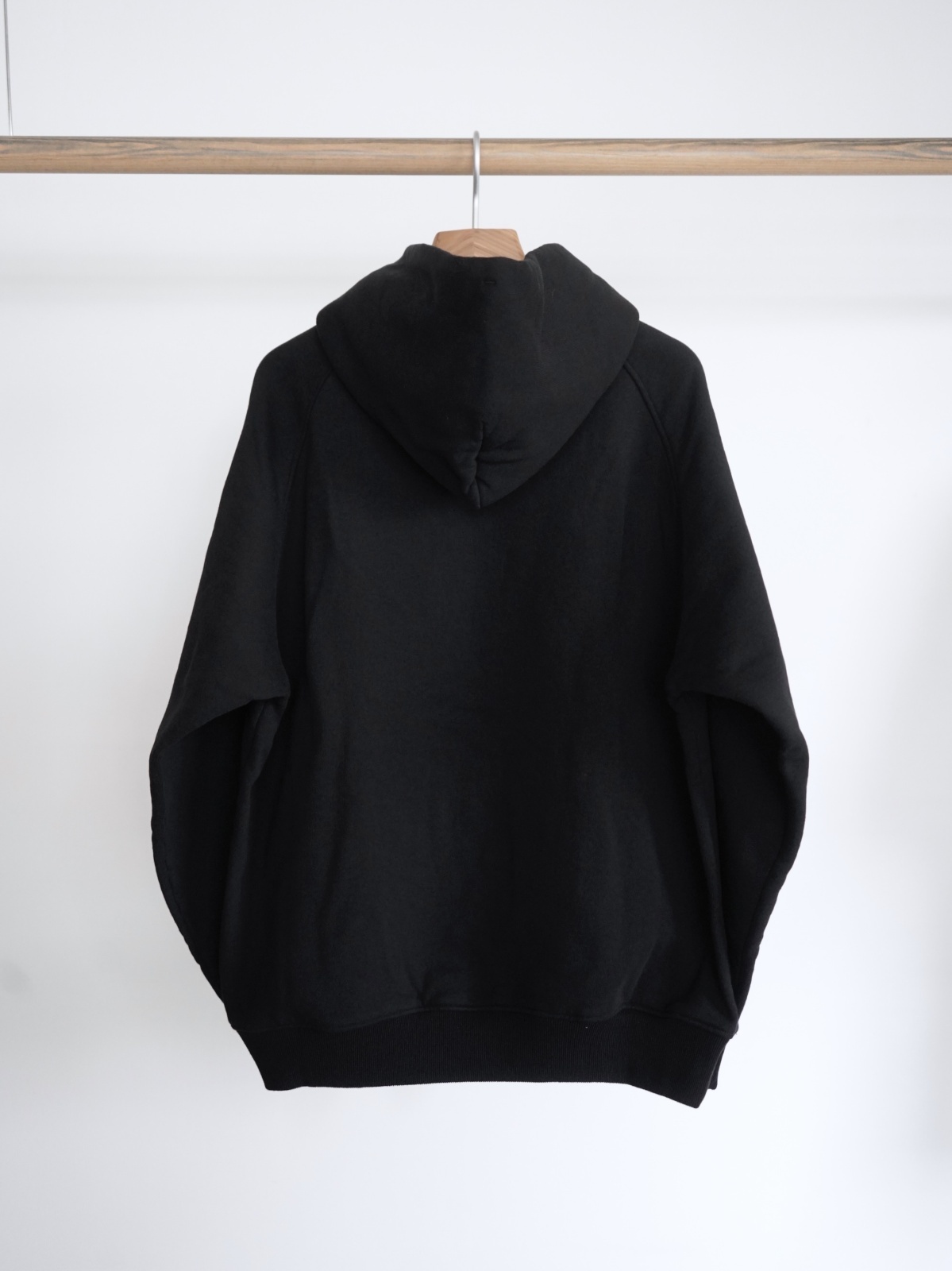 COMOLI」コットン裏毛パーカ